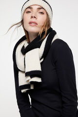 Womensecret Soft-feel ribbed knit scarf with a symmetrical two-tone finish. Crna