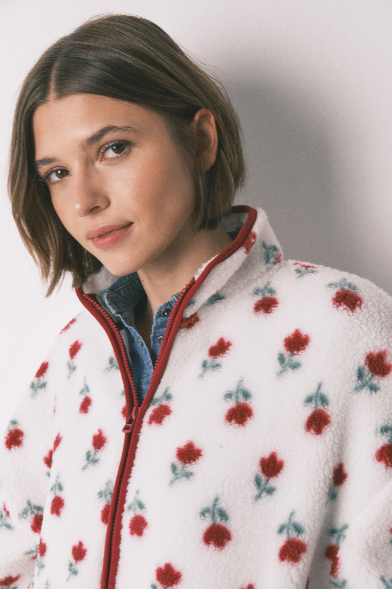 Women'secret Bata corta tejido borreguito blanco flores