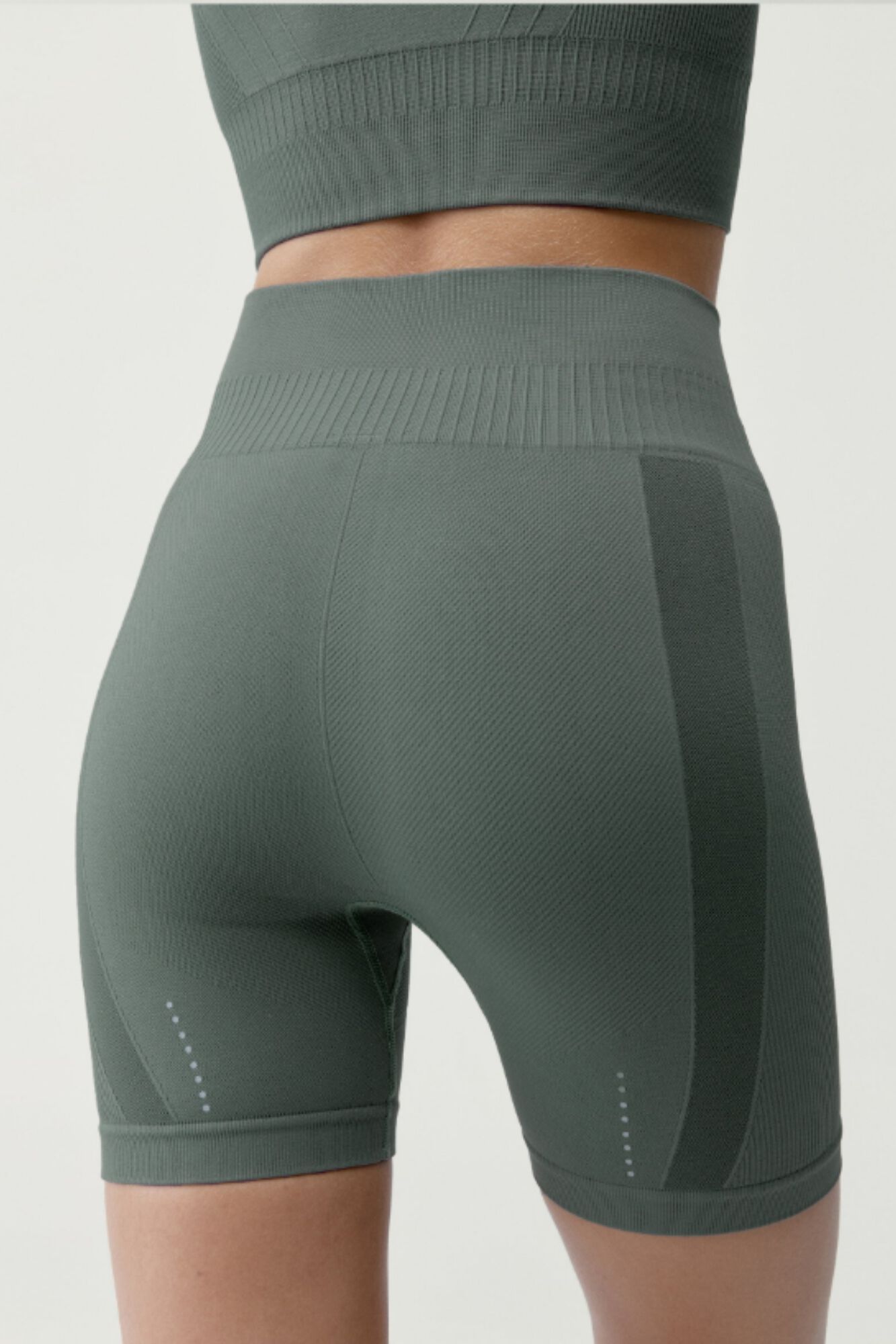 Born Living Yoga Pantalones cortos deportivos Eris verde