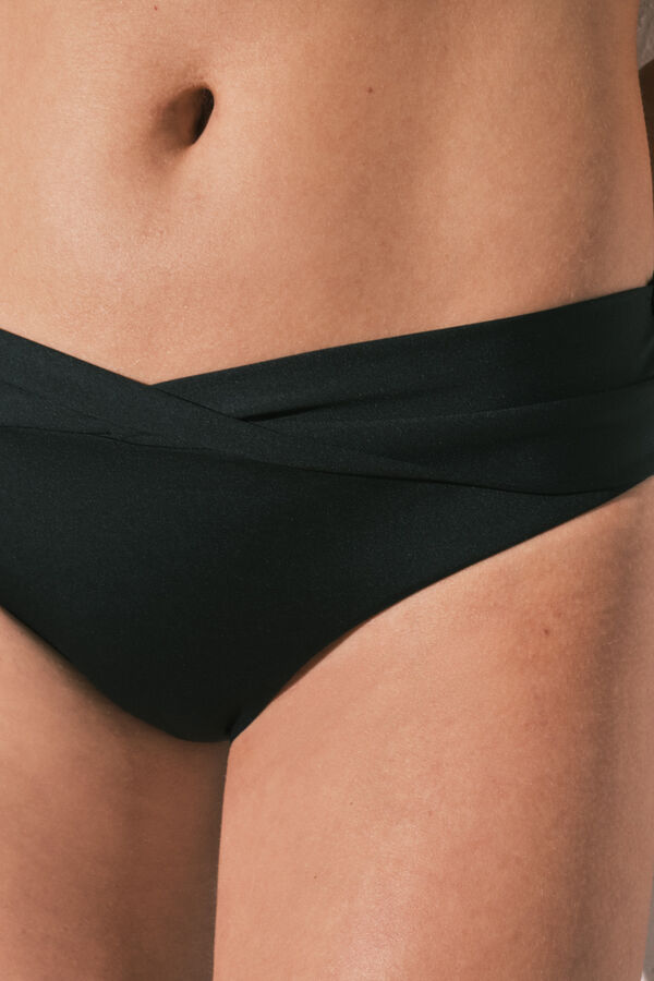 Women'secret Crne bikini gaćice srednje visokog struka sa uvrnutim detaljem Crna