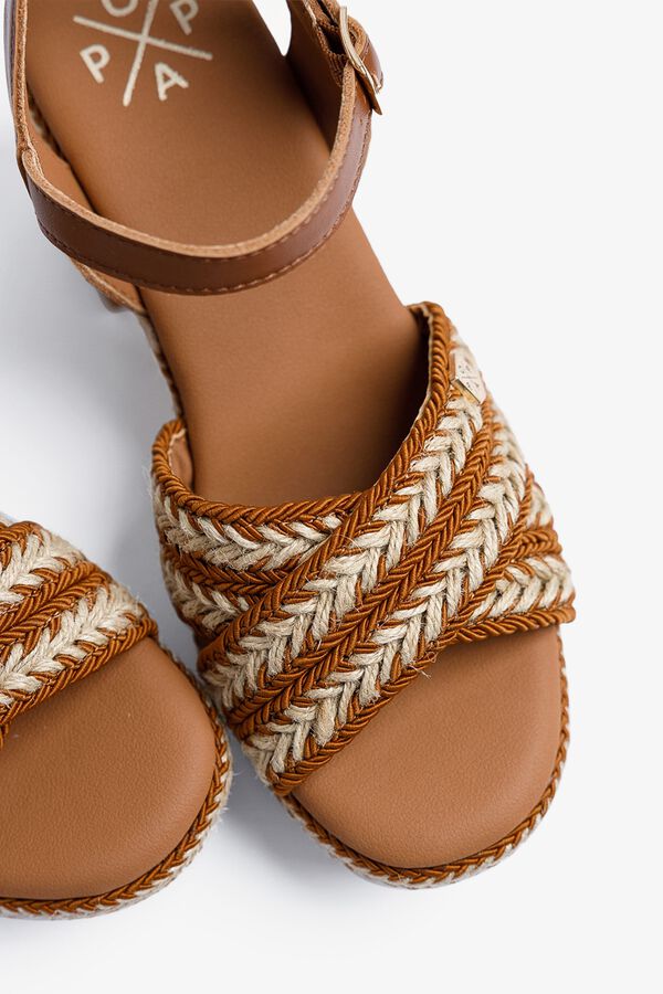 Popa Cu&ntilde;a tac&oacute;n Melia Yute marr&oacute;n