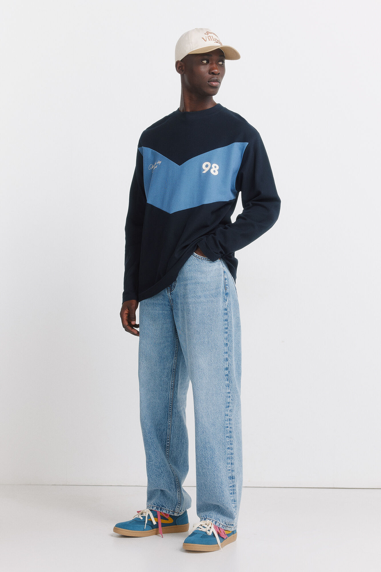 Conjunto de sneaker, jeans e t-shirt