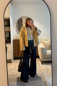 Conjunto de bon&eacute;, gabardina, cal&ccedil;as e t-shirt