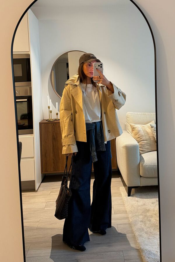 Cap, coat, trousers and caf&eacute; set