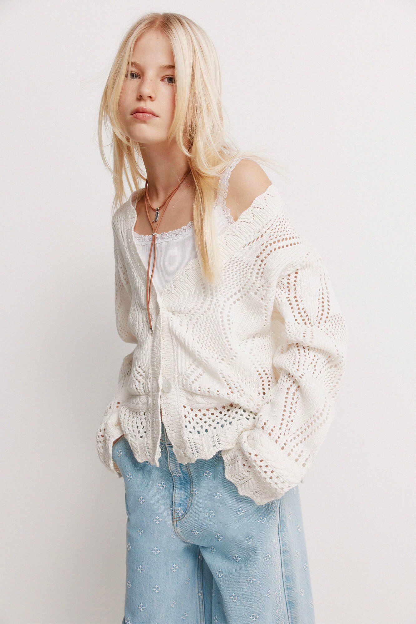 Conjunto de cardigan y jeans