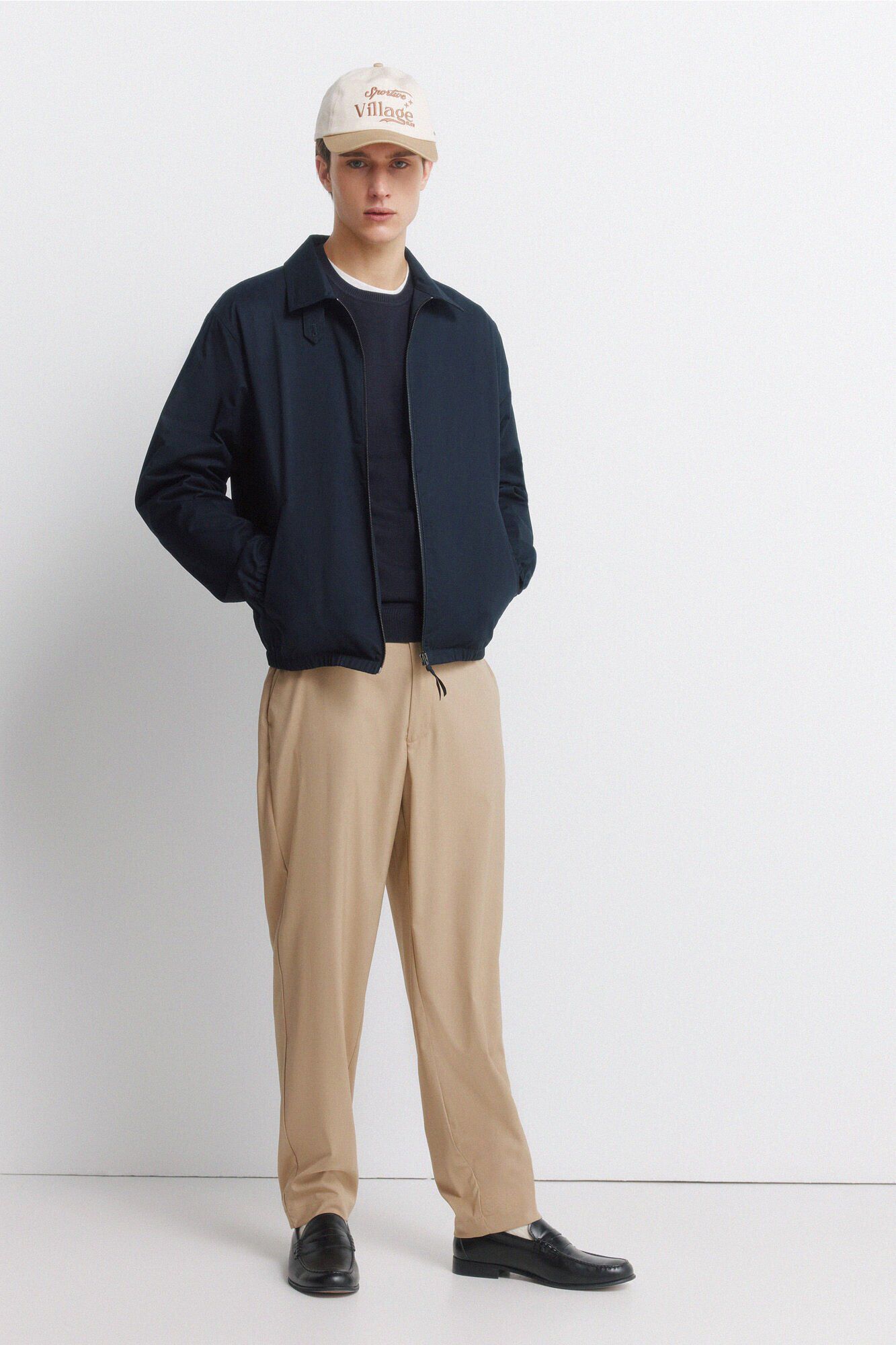 Conjunto de blus&atilde;o, cal&ccedil;as e bon&eacute;