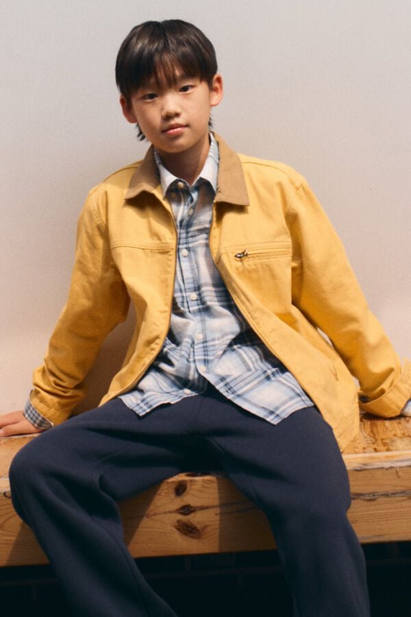 Conjunto de denim, camiseta, camisa y gorro