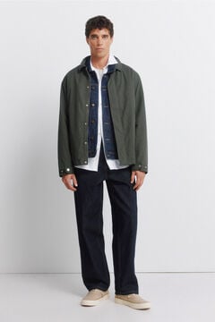 Conjunto de parka, jeans y camisa