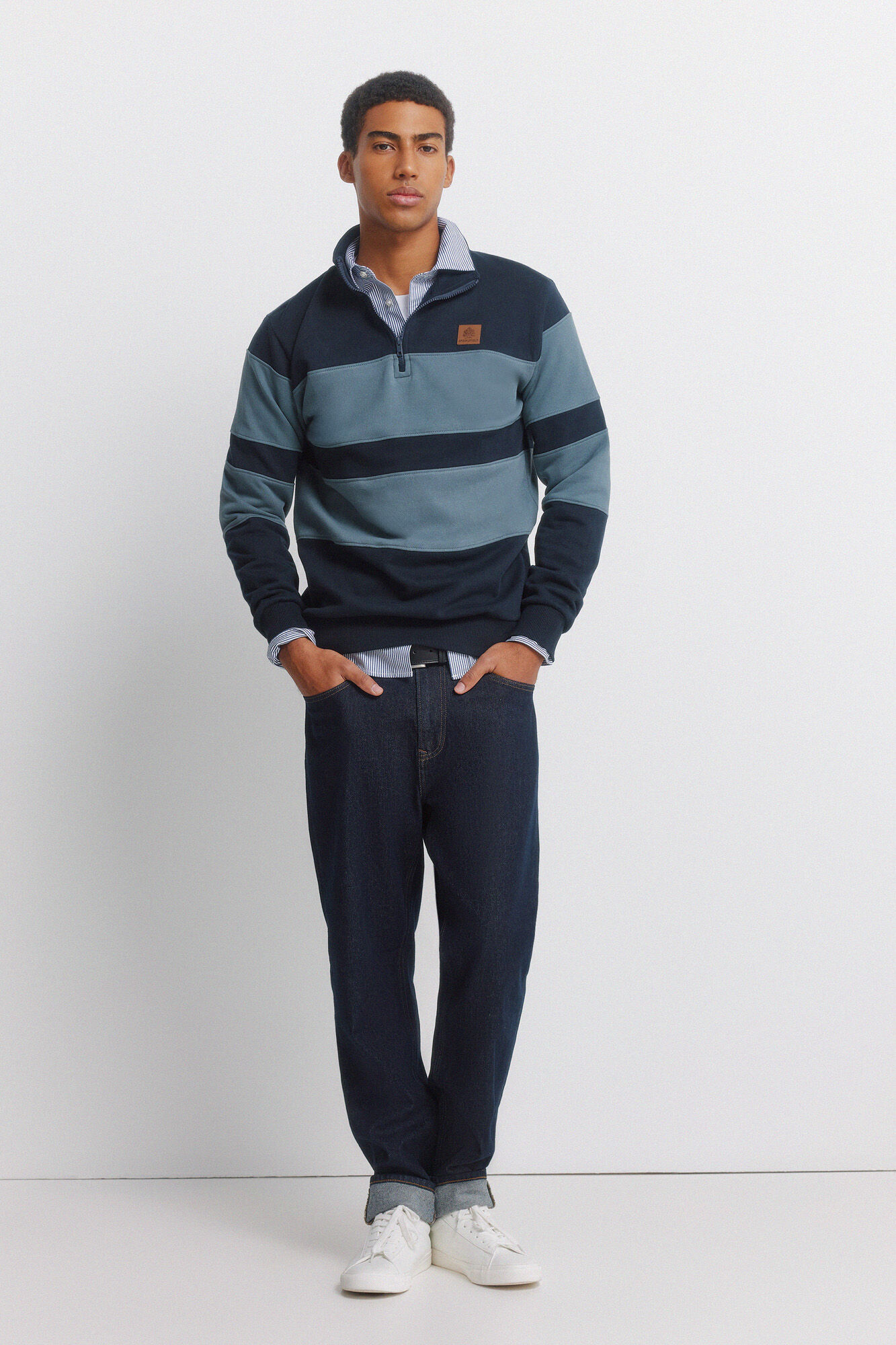 Conjunto de jeans, camisa e sweatshirt