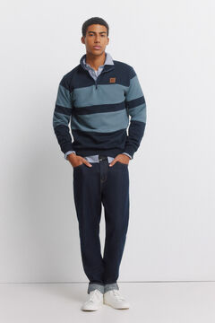 Conjunto de jeans, camisa e sweatshirt