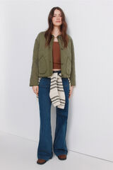 Conjunto de botas, casaco e jeans