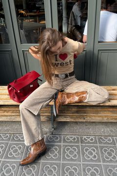 Conjunto de cinto, jeans e t-shirt