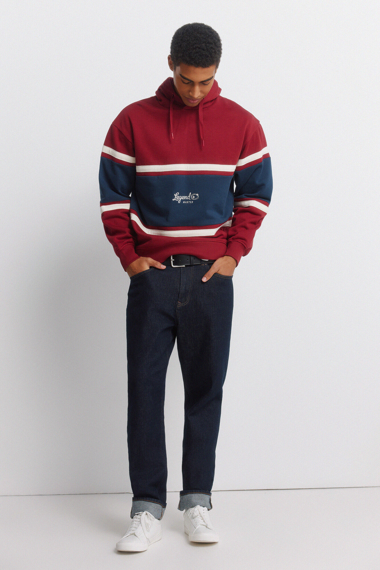 Conjunto de sneakers, cal&ccedil;a e sweatshirt