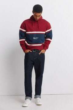 Conjunto de zapatilla, jeans y sudadera