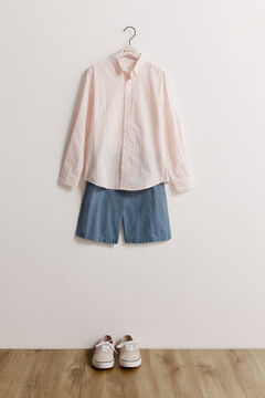 Conjunto de bermuda, camisa y zapatillas