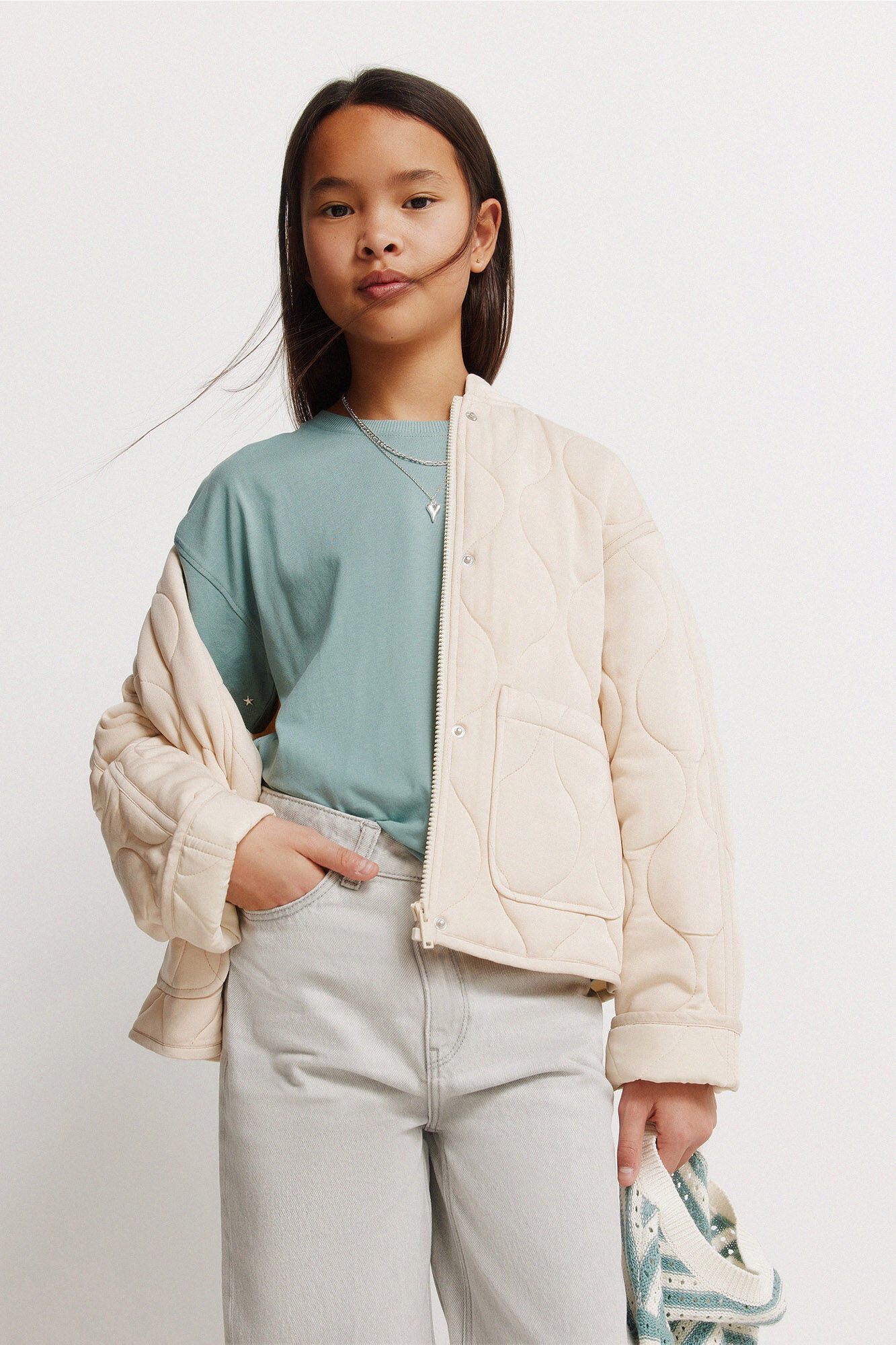 Conjunto de camiseta, chaqueta y jeans