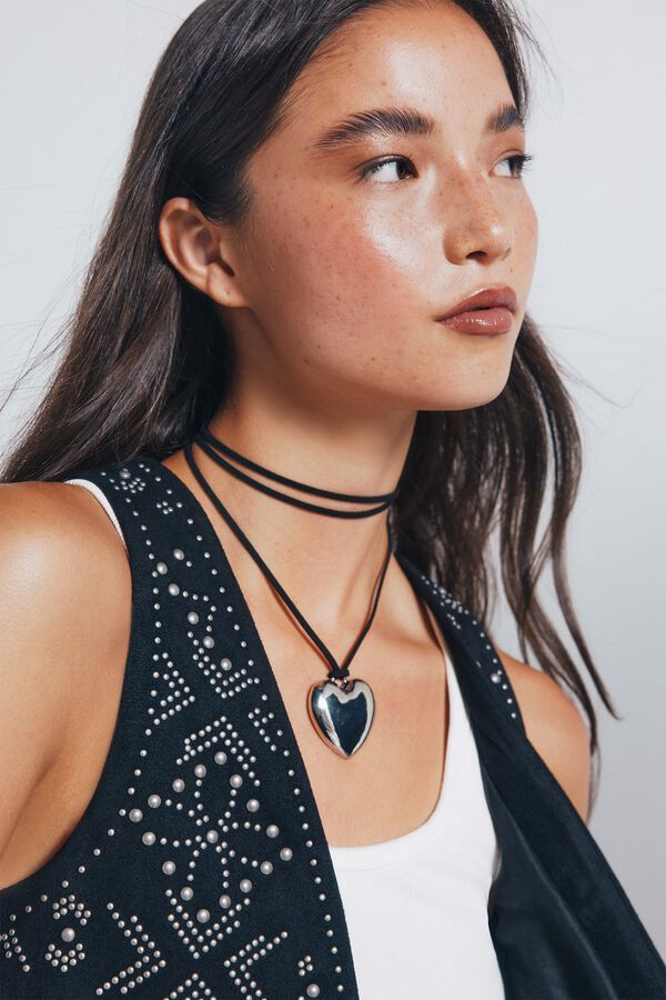 Flats, neckline and necklace set