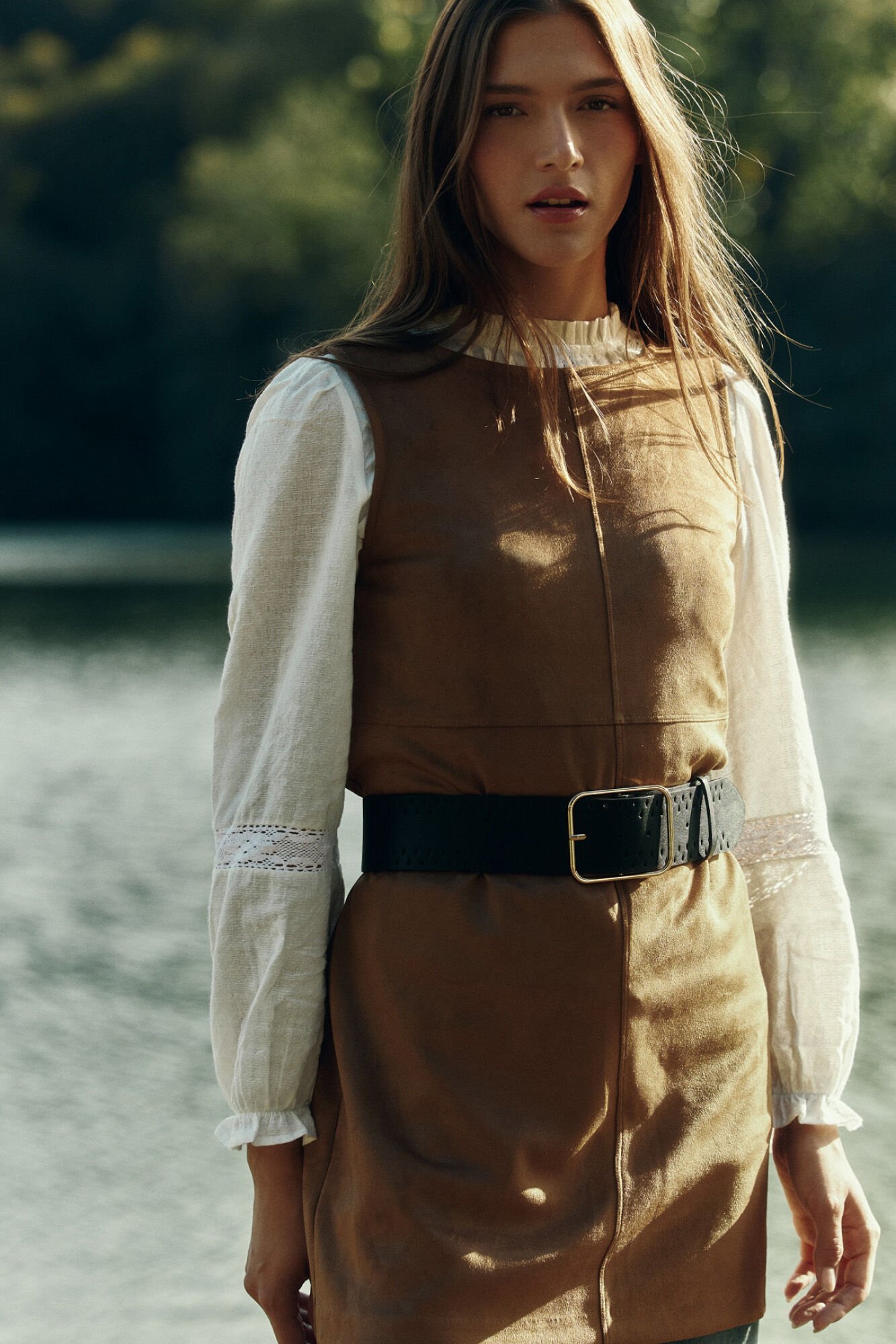 Conjunto de vestido, cintur&oacute;n y blusa