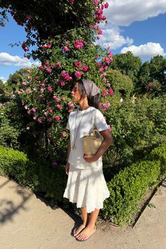 Conjunto de sand&aacute;lias, saia, t-shirt e len&ccedil;o