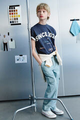 Conjunto de chino y camiseta