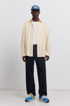 Conjunto de zapatilla, jeans y camisa