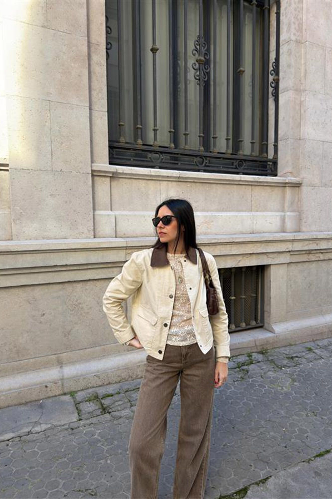 Conjunto de chaqueta, jeans y camiseta