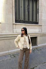 Conjunto de chaqueta, jeans y camiseta