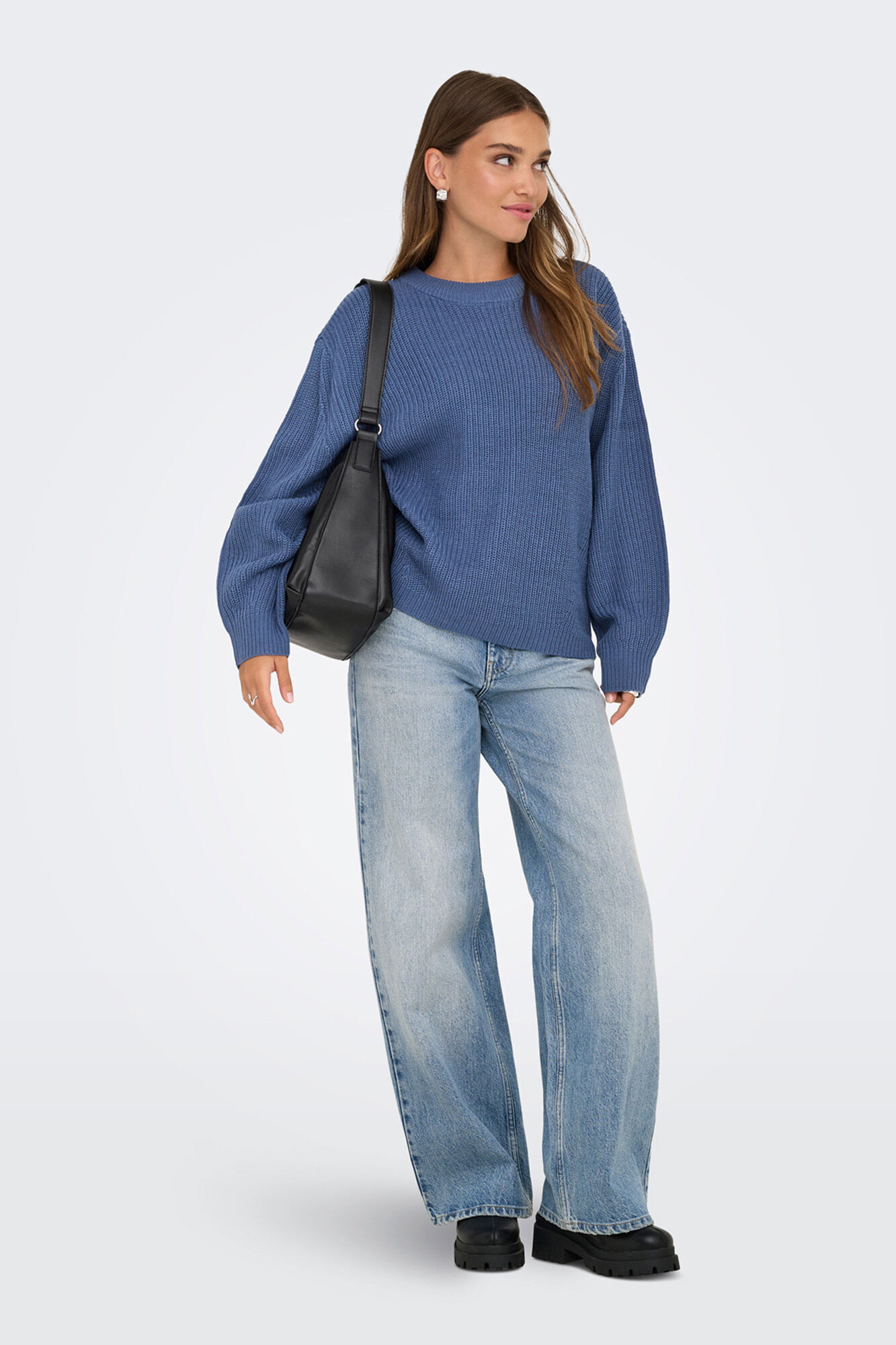 Conjunto de botin, jeans, jersey y bolso