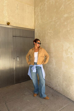 Conjunto de mocasines, camiseta, cazadora, jeans y camisa