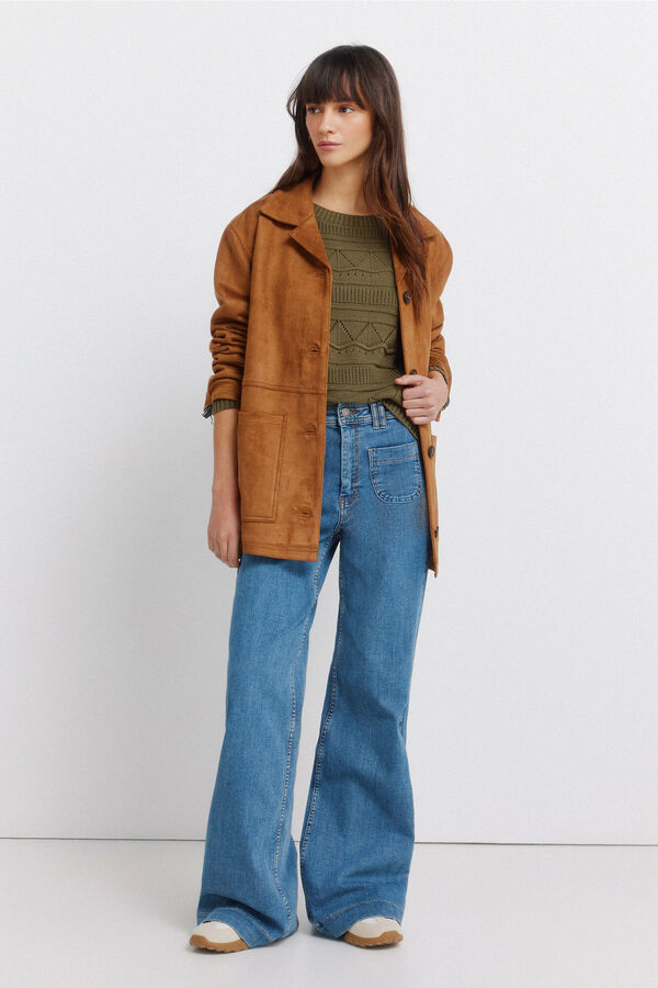 Conjunto de chaqueta, jeans y jersey