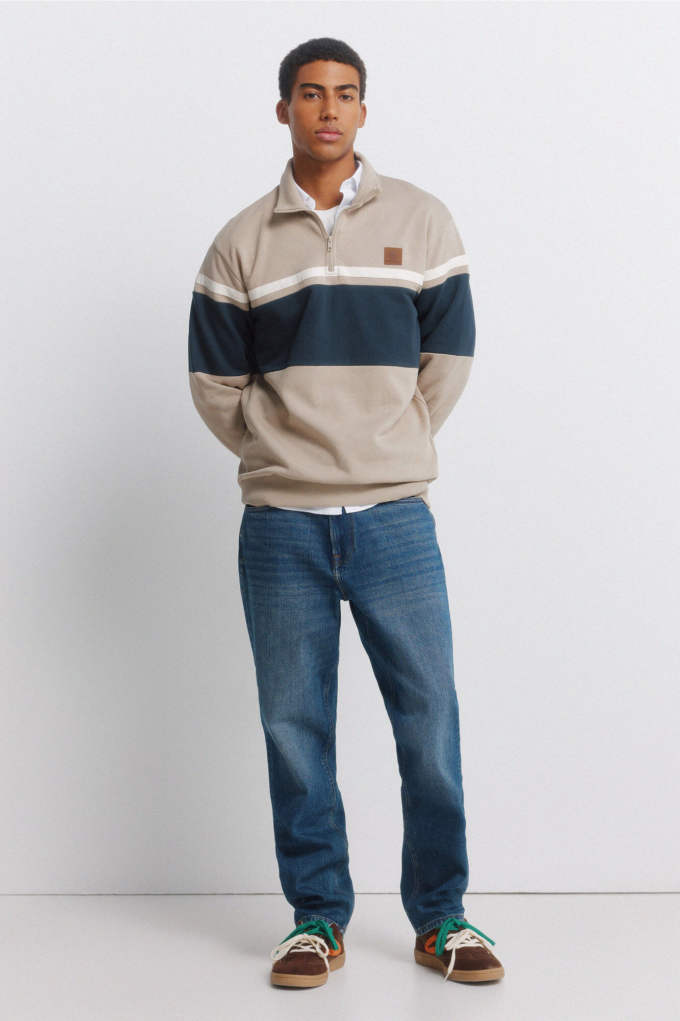 Conjunto de sneaker, jeans e sweatshirt