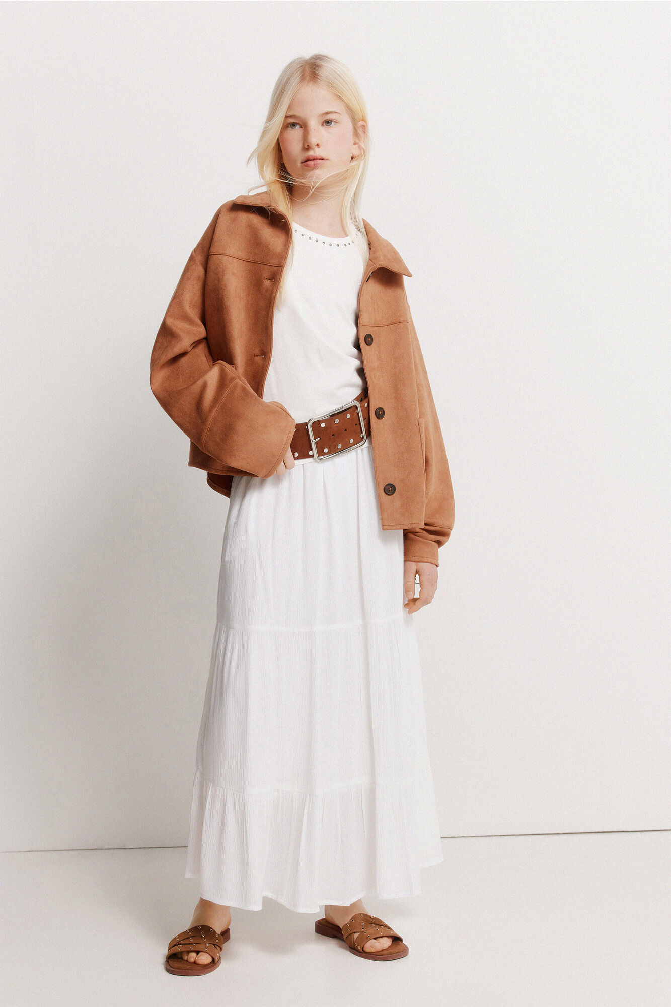 Conjunto de camiseta, chaqueta y falda