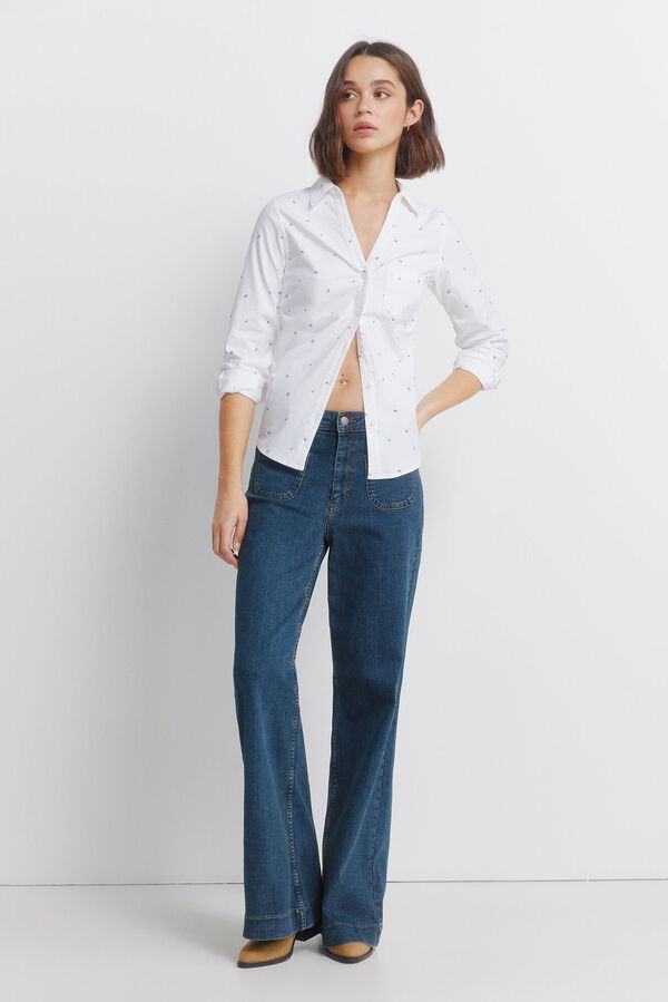 Conjunto de botas, jeans e camisa