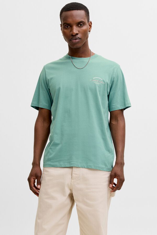 Conjunto de zapatillas, camiseta y pantalones