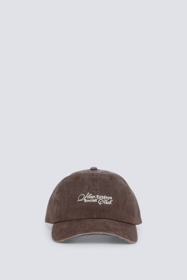 Conjunto de bon&eacute;, cal&ccedil;as e camisa