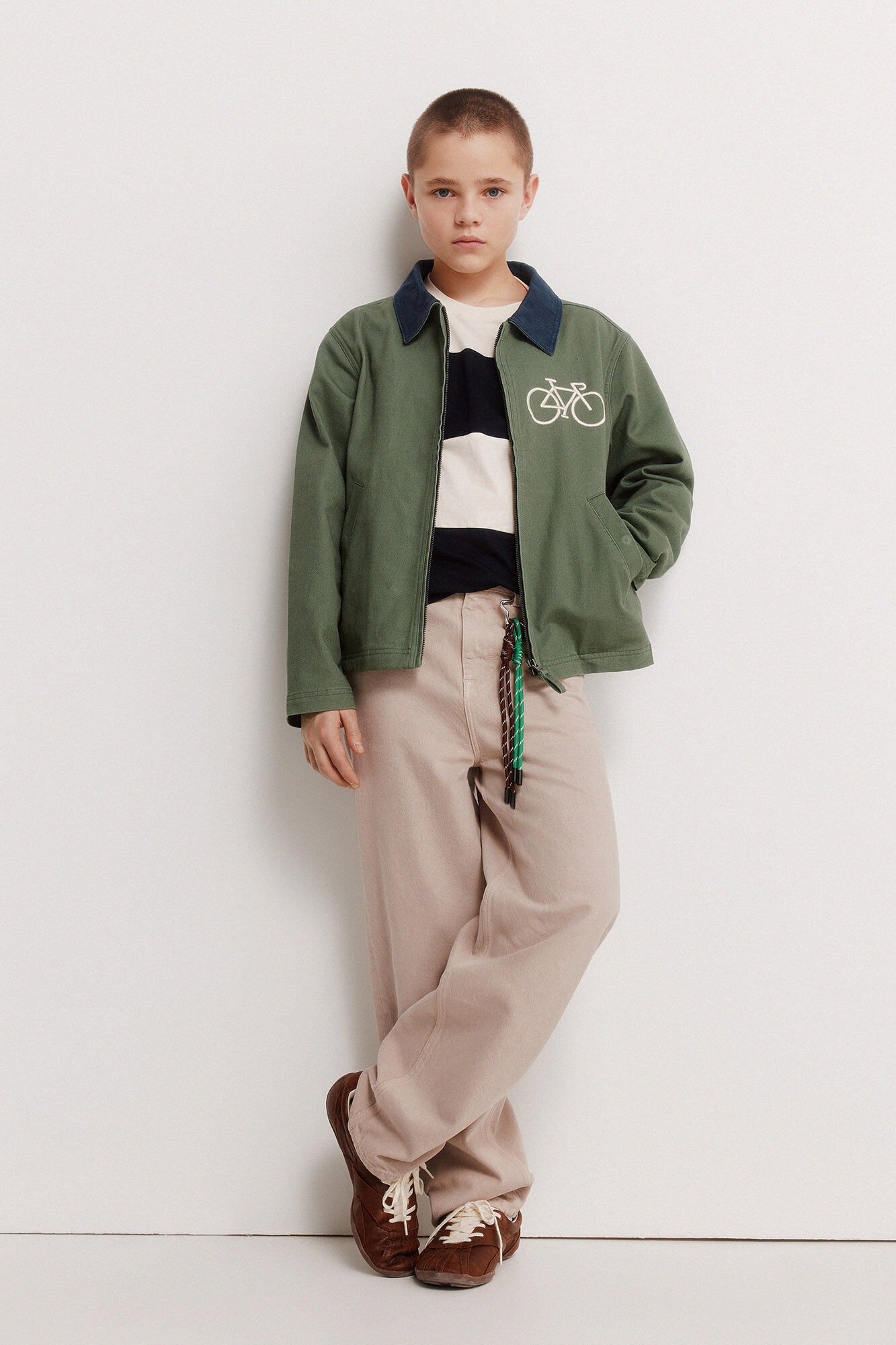 Conjunto de pantal&oacute;n, cazadora y camiseta