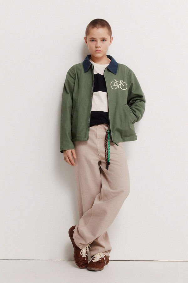 Conjunto de pantal&oacute;n, cazadora y camiseta