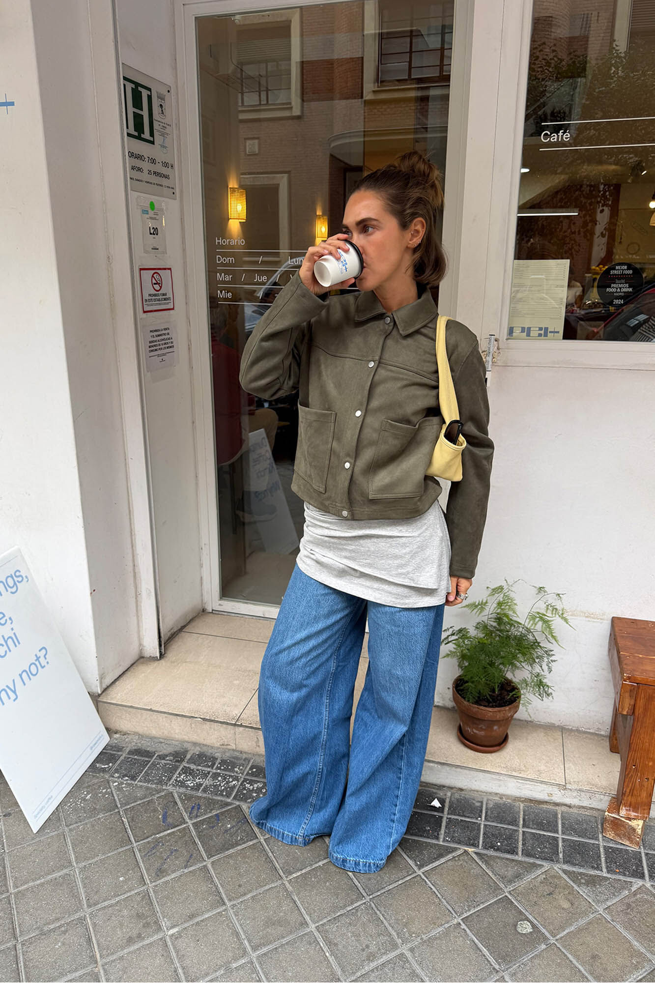 Conjunto de cazadora, jeans y camiseta