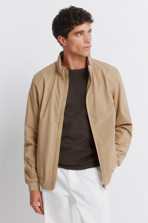 Conjunto de zapatilla, pantal&oacute;n y chaqueta