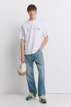 Conjunto de zapatilla, jeans y camiseta