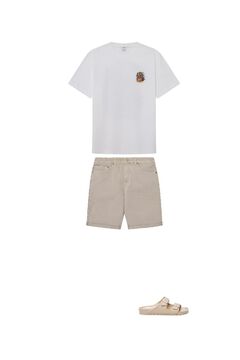 Conjunto de bermuda, t-shirt e sandálias
