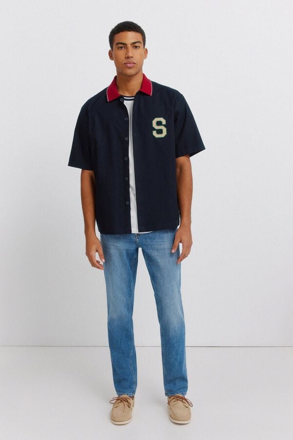Conjunto de polo, zapatilla y jeans