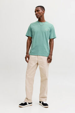 Conjunto de zapatillas, camiseta y pantalones