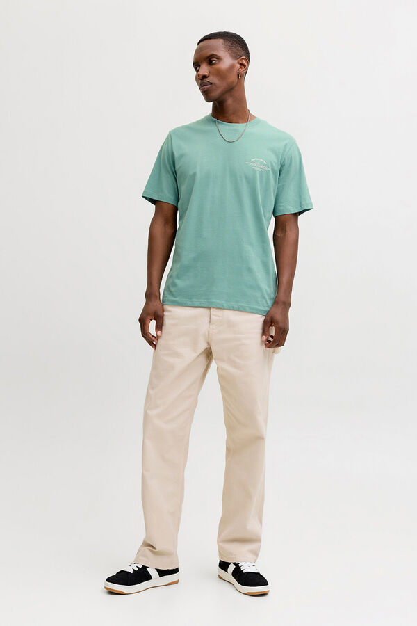 Conjunto de zapatillas, camiseta y pantalones