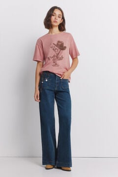 Conjunto de botas, jeans e t-shirt