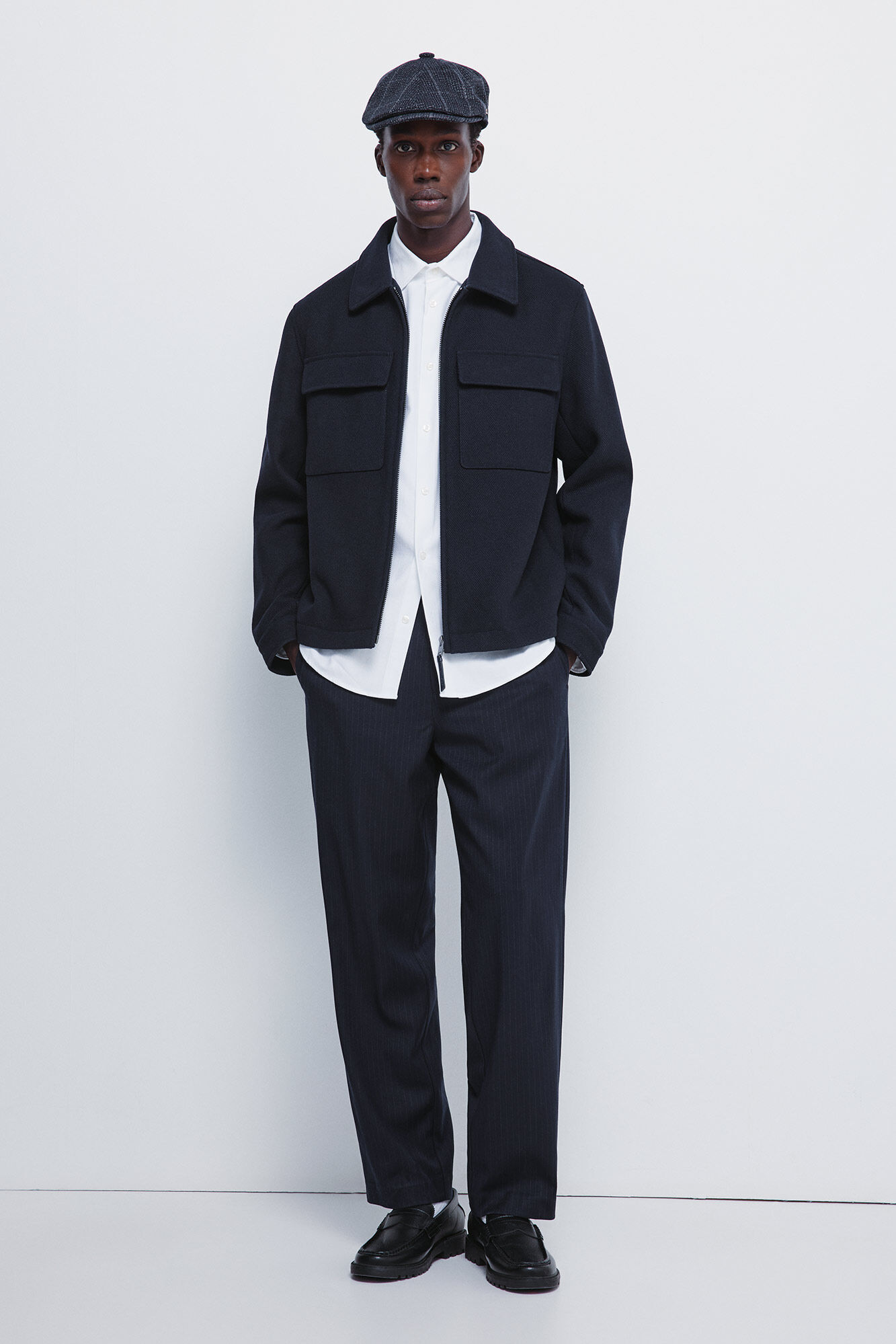 Conjunto de cal&ccedil;a e blus&atilde;o