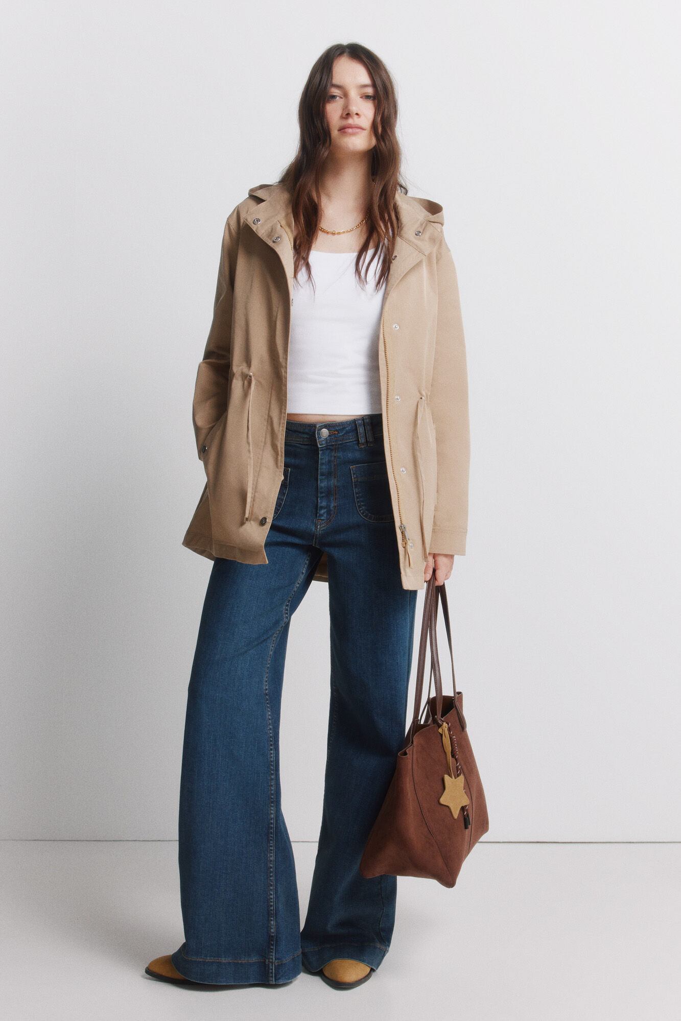 Conjunto de mala, parka e jeans