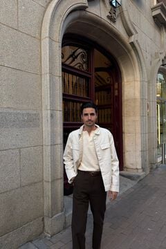 Conjunto de sobrecamisa, pantal&oacute;n y camiseta