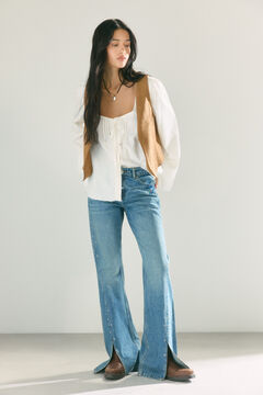 Conjunto de colete, jeans e camisa