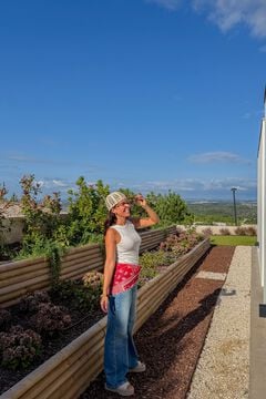 Conjunto de camiseta, jeans y sandalias